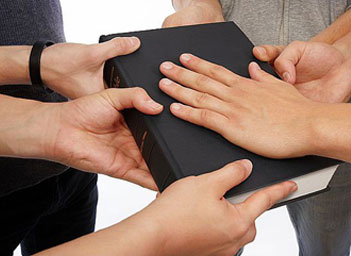bible-hands