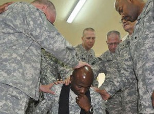 Army-chaplain-soldiers-pray